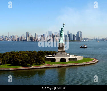 010917-N-7479T-512 Ground Zero in New York City, N.Y (17. September 2001)--die Zwillingstürme des World Trade Center in Manhattan war eine vorstehende Eigenschaft in Ansichten wie diese von der New Yorker Freiheitsstatue.  Das World Trade Center stürzte nach dem Sept. 11 Terroranschlag auf die Struktur.  Umliegenden Gebäude wurden schwer beschädigt durch den Schutt und die gewaltige Kraft der fallenden Twin Towers.  Aufräumarbeiten werden voraussichtlich monatelang weiter.  Foto: U.S. Navy Chief Photographer's Mate Eric J. Tilford. Stockfoto