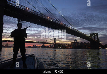 020919-G-0000S-010 New York, N.Y. (Sept. 19, 2002)--Petty Officer Jason Miele, Mitglied der U.S. Coast GuardÕs Maritime Safety und Security-Teams (MSST), steht Wache in der Nähe der Brooklyn Bridge.  Die MSSTÕs sind eine neue Einheit, die als Reaktion Präsident BushÕs Einrichtung des Office of Homeland Defense.  U.S. Coast Guard Foto von Tom Sperduto. Stockfoto