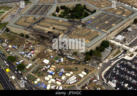 0 1 0 9 1 4 - F - 8 0 0 6 R - 0-0 6 FBI-Agenten, Feuerwehrleute, Rettungskräfte und Ingenieure arbeiten im Pentagon abstürzen Website am 14. September 2001, wo ein hoher aufgebockt American Airlines Flug in das Gebäude am 11. September zugeschlagen.  Der terroristische Angriff verursacht erhebliche Schäden an der Westwand des Gebäudes und folgten ähnliche Angriffe auf die Twin Towers des World Trade Center in New York City.   DoD-Foto von techn. Sgt Cedric H. Rudisill. Stockfoto
