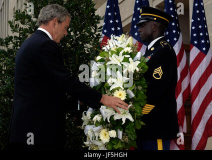 060911-F-0193C-003 Präsident George W. Bush und Frau Bush legen einen Kranz an der Absturzstelle von Flug 77 während einer Zeremonie unter Beachtung der den fünften Jahrestag des Terroranschlags Sept.11th im Pentagon am 11. September 2006.  DoD-Foto von Staff Sgt D. Myles Cullen, US Air Force. Stockfoto