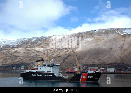 KODIAK, Alaska (18. April 2006)--kehrt die Crew von der Coast Guard Cutter SPAR zum Pier nach durchlaufen ihre bereit zur Probefahrt in Frau Bucht in der Nähe von Coast Guard base Kodiak.  Die Besatzung wurde für mehrere Wochen im Trockendock und benötigt, um ihre Fähigkeiten zu üben, bevor Sie wieder auf das Meer in den nächsten Wochen. Die Mannschaftsmitglieder mehrere Bohrer im Inneren des Schiffes durchgeführt und praktiziert eine Boje zu arbeiten.  Die SPAR Crew unterhält Bojen und Hilfsmittel zur Navigation und führt Homeland Security, Maritime Law Enforcement, Verteidigung Operationen und Such- und Bergungskosten Hilfe.  USCG Foto von Christopher D. PA3 Stockfoto