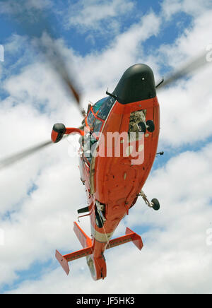 HOUSTON (30. August 2006)--ein Rescue Hoist Operator von Coast Guard Air Station Houston führt Hebezeug Betrieb Ausbildung.  Foto: USCG PA1 Adam Eggers Stockfoto