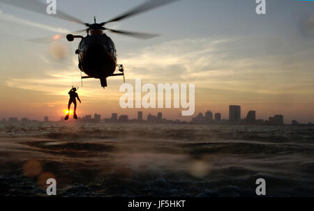 Atlantic City, NJ (18. September 2006)--A Coast Guard Rettungsschwimmer aus Air Station Atlantic City bereitet das Wasser Weg von Atlantic City, NJ, während einer training Übung 18. September 2006 Wasserrettung zu betreten. Foto: U.S. Coast Guard PAC Tom Sperduto Stockfoto