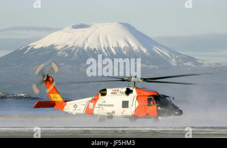 SITKA, AK (Dez. 11, 2006) Ð A HH-60 Jay Hawk Crew aus Coast Guard Air Station Sitka, führt einem Übungsflug, wie hier zu sehen.  Such- und Rettungsmissionen (SAR) ist eine der ältesten Missionen der Küstenwache. Minimiert den Verlust von Menschenleben, seit Verletzungen, Sachschäden oder Verlust durch Rendern Hilfe in Not Personen-und Sachschäden in maritimer Umgebung eine Küstenwache Priorität jeher. Coast Guard SAR Antwort beinhaltet Multi-mission-Stationen, Fräser, Flugzeuge und Boote durch Kommunikationsnetze miteinander verbunden. Ausbildung wird oft durchgeführt, um zu halten die Küste GuardÕs Besatzungen bereit für wenn die Pflicht ruft. Foto: USCG Stockfoto