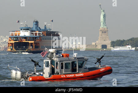 040901-C-4938N-077 eine 25-Fuß-Defender-Klasse Sicherheit Boot von Coast Guard Maritime Safety und Security Team 91106 hält ein Auge auf Fahrgastschiffe und hochkarätige Sehenswürdigkeiten, wie es New Yorker Hafen am 1. September 2004 patrouilliert.  Die US-Küstenwache führt die Multi-Agentur am Wasser Sicherheitsbemühungen um die Insel Manhattan während der Republican National Convention.  DoD-Foto von Petty Officer 3rd Class Kelly Newlin, US Coast Guard.  (Freigegeben) Stockfoto