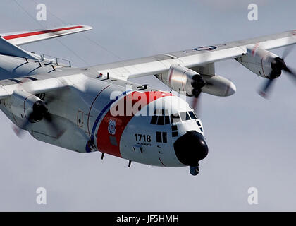 SAN FRANCISCO, Kalifornien (23. März 2004)--A Coast Guard C130 Flugzeuge von Air Station Sacramento fliegt durch die Wolken in der Nähe der Golden Gate Bridge an einem nebligen Nachmittag in San Francisco.  Air Station Sacramento patrouilliert regelmäßig die Gewässer des östlichen Pazifik während der Strafverfolgungsbehörden und Such-und Rettungsaktionen.  USCG Foto von PA2 Barry Lane Stockfoto