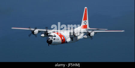 SAN FRANCISCO, Kalifornien (23. März 2004)--A Coast Guard C130 Flugzeuge von Air Station Sacramento fliegt durch die Wolken in der Nähe der Golden Gate Bridge an einem nebligen Nachmittag in San Francisco. Air Station Sacramento patrouilliert regelmäßig die Gewässer des östlichen Pazifik während der Strafverfolgungsbehörden und Such-und Rettungsaktionen. USCG Foto von PA2 Barry Lane Stockfoto