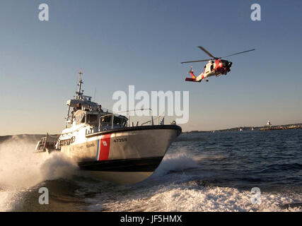 BOSTON (25. August 2005) zwei Massachusetts basierte Küstenwache Vermögen, ein 47-Fuß motor Rettungsboot aus Station Gloucester und Jayhawk Helikopter vom Air Station Cape Cod, Transit aus dem Gloucester Hafen während einer Übung 25 Aug.. USCG Foto von Luke Pinneo. Stockfoto