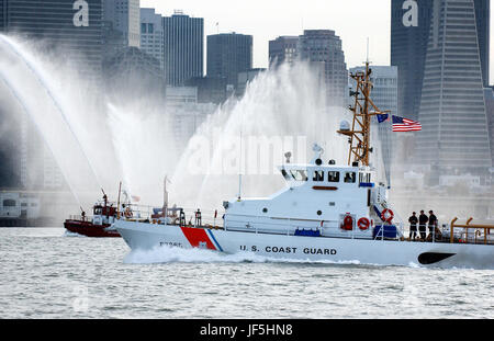 SAN FRANCISCO (14. Dezember 2005) The Coast Guard Cutter Pike, ein neues 87-Fuß Patrouillenboot und seine Besatzung elf fahren Sie in Richtung der Golden Gate Bridge und seine neue Heimat auf Yerba Buena Island.  Das Schiff kam vor kurzem in San Francisco nach der Reise 4, 750 Meilen von Louisiana.  Seine Mannschaft dirigiert Such- und Rettungsmaßnahmen, Strafverfolgung und innere Sicherheit in der Bucht von San Francisco, den Sacramento River Delta und offshore.  Der Hecht wird voraussichtlich Anfang nächsten Jahres in Betrieb genommen werden. Foto: U.S. Coast Guard Petty Officer 2. Klasse Sabrina Arrayan. Stockfoto