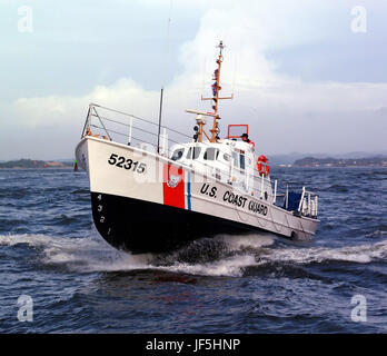 CHARLESTON, Oregon/USA (20. Dezember 2002)--Küstenwache 52-Fuß motor Rettungsboot Intrepid (Station Coos Bay), ist eines der vier in der Coast Guard eingesetzt.  Diese Boote werden errichtet, um den härtesten Bedingungen auf dem Meer zu widerstehen und sind in der Lage bewirken eine Rettung auf See auch unter schwierigsten Bedingungen. Sie sind selbst Pressen, selbst aufrichtendes, fast unsinkbar und haben einen lange Fahrt Radius. Die Mannschaft der Intrepid gerettet vor kurzem ein paar, die an Bord eines 65-Fuß-Segelboot, humpelt gebrochen, in Not off Punkt Blanco, Oregon/USA   Foto: USCG PA3 Anthony Juarez Stockfoto