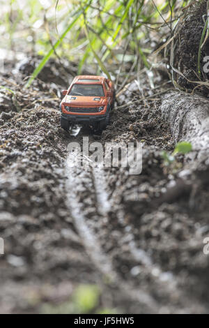 Kleine rote off road Auto Spielzeug in der Natur. Stockfoto