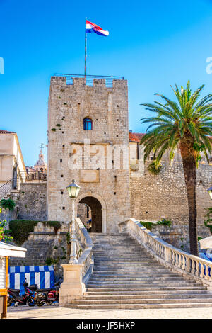 Turm Revelin (Veliki Revelin Turm) oder Landtor, auch bekannt als Korcula Stadttor, der Eingang zur Altstadt in Korcula, Kroatien Stockfoto