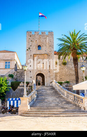 Turm Revelin (Veliki Revelin Turm) oder Landtor, auch bekannt als Korcula Stadttor, der Eingang zur Altstadt in Korcula, Kroatien Stockfoto