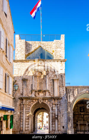 Turm Revelin (Veliki Revelin Turm) oder Landtor, auch bekannt als Korcula Stadttor, der Eingang zur Altstadt in Korcula, Kroatien Stockfoto