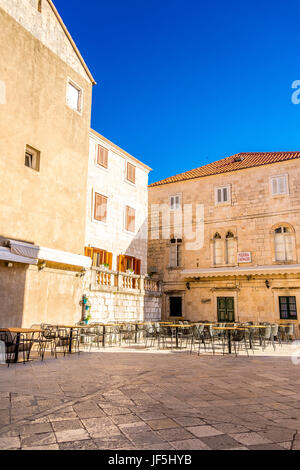 Der Markusplatz (Trg Svetog Marka) ist der Hauptplatz in der Altstadt von Korcula, der bei Einheimischen und Besuchern gleichermaßen beliebt ist. Stockfoto