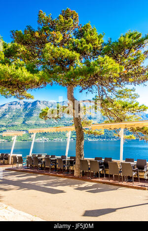 Restaurants säumen die East Town Wall. In der alten Stadt Korcula, Kroatien, bieten sich atemberaubende Ausblicke auf die Adria und das kroatische Festland Stockfoto