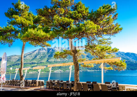 Restaurants säumen die East Town Wall. In der alten Stadt Korcula, Kroatien, bieten sich atemberaubende Ausblicke auf die Adria und das kroatische Festland Stockfoto