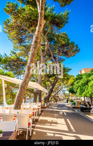 Restaurants säumen die East Town Wall. In der alten Stadt Korcula, Kroatien, bieten sich atemberaubende Ausblicke auf das Adriatische Meer Stockfoto