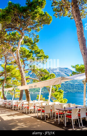 Restaurants säumen die East Town Wall. In der alten Stadt Korcula, Kroatien, bieten sich atemberaubende Ausblicke auf die Adria und das kroatische Festland Stockfoto