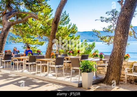 Restaurants säumen die East Town Wall. In der alten Stadt Korcula, Kroatien, bieten sich atemberaubende Ausblicke auf das Adriatische Meer Stockfoto