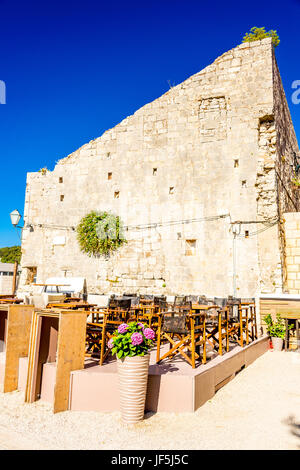 Ein Restaurant an der Promenade der Altstadt von Korcula in Zakerjan. Korcula Stadt (Altstadt) an einem sonnigen Sommertag in Kroatien Stockfoto