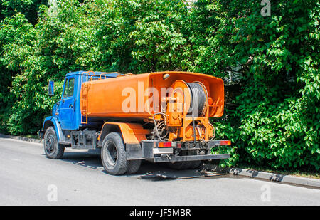 Spezialwagen für die Verlegung der Stromkabel in der Stadtstraße an sonnigen Sommertag Stockfoto