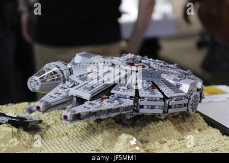 LEGO-Nachbau des Millennium Falken, Raumschiff aus Star Wars Stockfoto