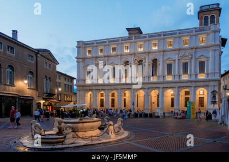 BERGAMO, Lombardei/Italien - 25 Juni: Piazza Vecchia in Bergamo am 25. Juni 2017. Nicht identifizierte Personen Stockfoto