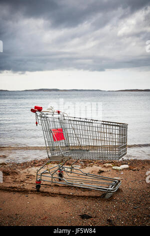 Einkaufswagen am Strand Stockfoto