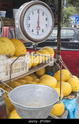 Verkauf von Melonen auf dem Markt Stockfoto