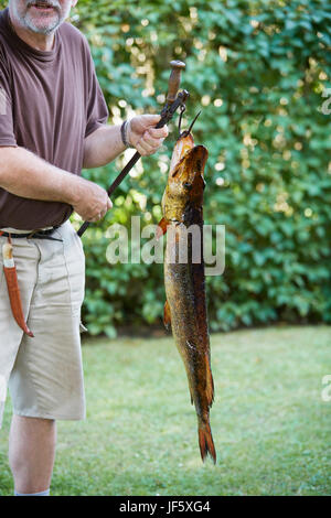 Senior woman Holding Fisch Stockfoto