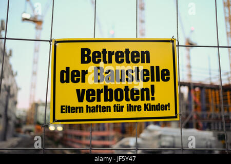 Gelbe Zeichen in deutscher Sprache: Betreten der Baustelle verboten! Eltern Haften Für Ihre Kinder! Übersetzung: Betreten der Baustelle verboten. Eltern sind Stockfoto