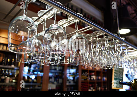 Leere Gläser Wein hängen über der Bar Theke Stockfoto