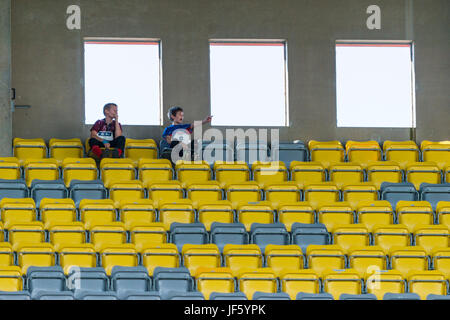 Jungen am Stadion Stühle Stockfoto