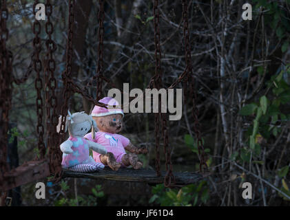 Verlassene Kinder Puppe und Soft Toy auf Swing Stockfoto