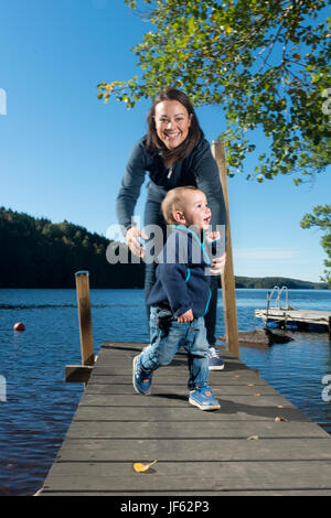 Mutter mit Baby auf Steg Stockfoto