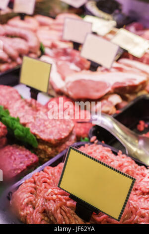 Fleisch und Wurst in eine Metzgerei Stockfoto