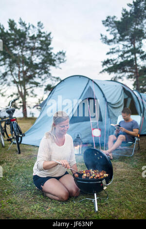 Frau mit Grill Stockfoto