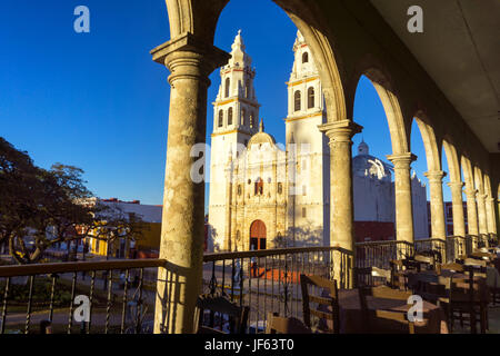 Historische Kathedrale unserer lieben Frau der Unbefleckten Empfängnis in Campeche, Mexiko von einem Balkon aus gesehen Stockfoto