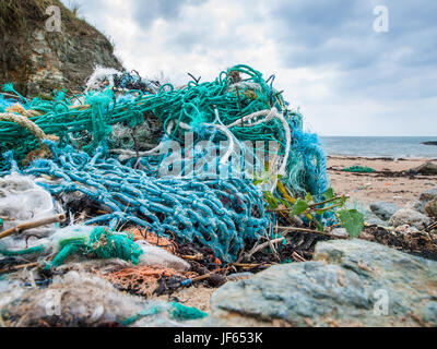 Fischernetze an einem walisischen Strand, Anglesey gespült Stockfoto