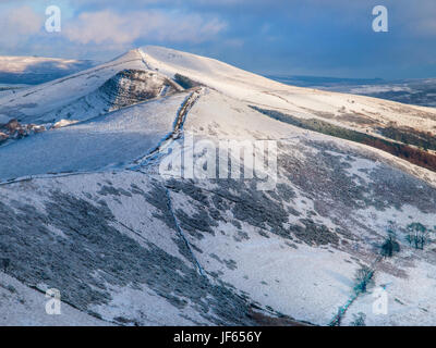 Winter auf Lose Hill und zurück Tor auf dem großen Bergrücken oberhalb der Hope Valley im Peak District National Park. Von Mam Tor gesehen Stockfoto