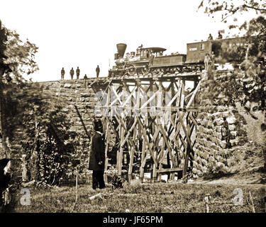 Orange und Alexandria Eisenbahnwaggons auf militärische Brücke.  Aus der Kollektion von Mathew Brady.  Genaues Datum unbekannt erschossen Stockfoto