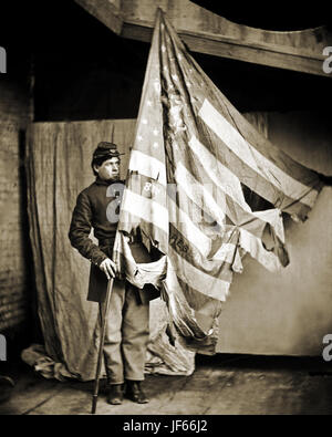 Eine Schlacht vernarbten Flagge der Pennsylvania Infanterie durch ein Unionssoldaten gehalten.  Foto aus der Sammlung von Mathew Brady. Fotograf unbekannt. Stockfoto