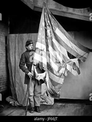 Eine Schlacht vernarbten Flagge der Pennsylvania Infanterie durch ein Unionssoldaten gehalten.  Foto aus der Sammlung von Mathew Brady. Fotograf unbekannt. Stockfoto