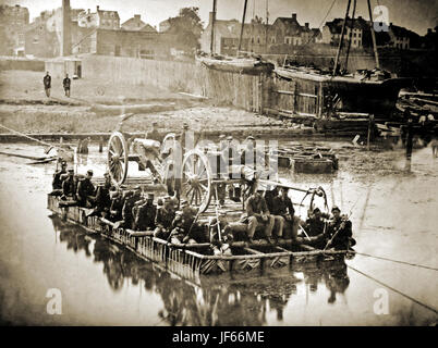 Artillerie, "Gunners" und zwanzig Infanterie auf Floß überqueren.  1863 von Captain Andrew J. Russell/Corps of Engineers zu fotografieren. Stockfoto