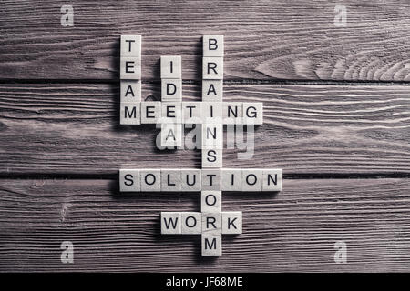 Worte des Business-Marketing gesammelt in Kreuzworträtsel mit hölzernen Würfel Stockfoto