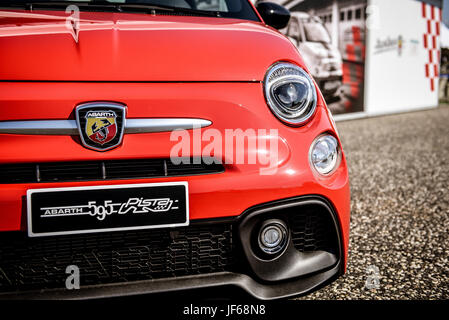 Roten Fiat Abarth 595 Front Nahaufnahme mit Logo auf Nase im Auto Stockfoto