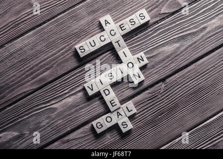 Worte des Business-Marketing gesammelt in Kreuzworträtsel mit hölzernen Würfel Stockfoto
