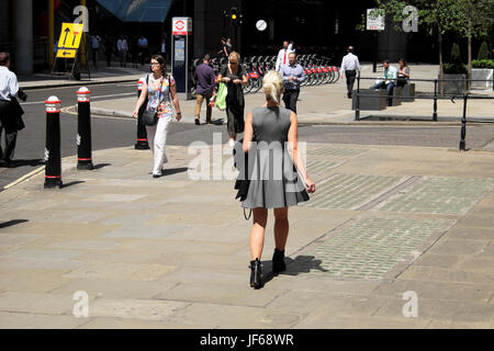 Hinten Blick auf eine attraktive junge Büroangestellte Spaziergang entlang der Wood Street im Sommer der City of London Juni 2017 London Großbritannien KATHY DEWITT Stockfoto