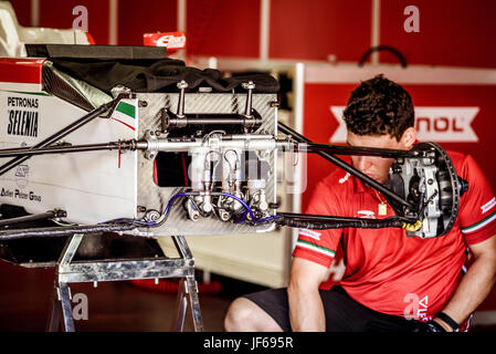 Italienische Formel 4 Meisterschaft, Prema Powerteam Auto in Grube Werkstatt, Mechaniker arbeiten auf Antriebswelle Stockfoto